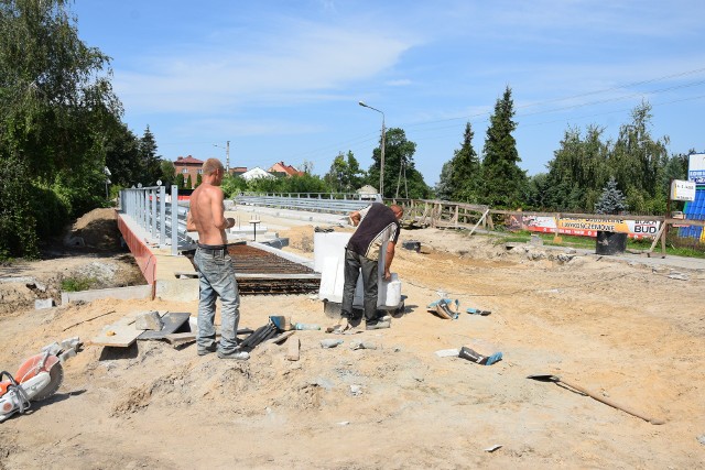 Most na drodze wojewódzkiej numer 733 jest praktycznie gotowy. Orientacyjny czas zakończenia prac to koniec wakacji.