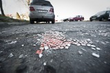 Setki ostrych szkieł na chodnikach w Koszalinie. Ostatnia droga kuli dyskotekowej