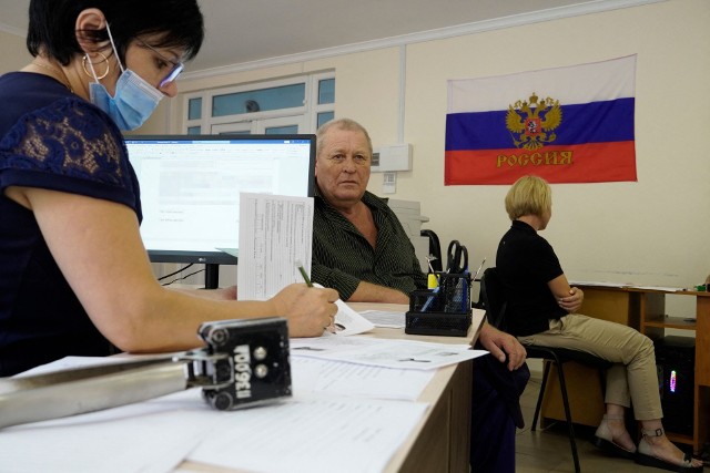 „Referenda” mają w zamyśle Moskwy dać jej legitymację do panowania nad okupowanymi ziemiami.