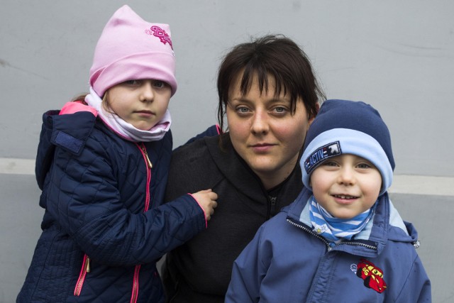 Kraków, ul. Rajska, pani Malgorzata Stochmiałek z córką Laurą i synem Hubbertem, korzysta z programu 500 plus na dziecko