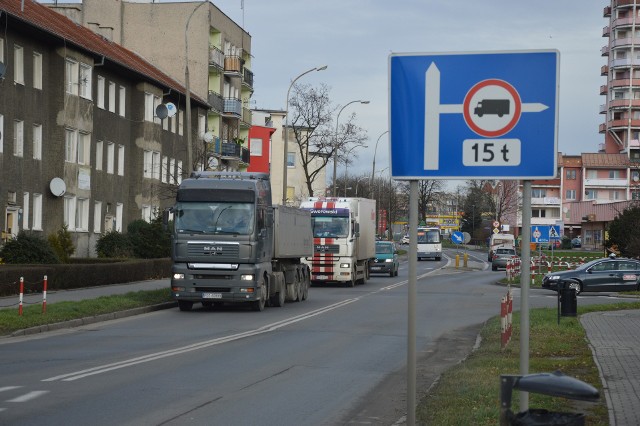 Takie znaki jak te w Brzegu mają zniechęcać kierowców tirów do robienia sobie skrótów i zjeżdżania na drogi lokalne.