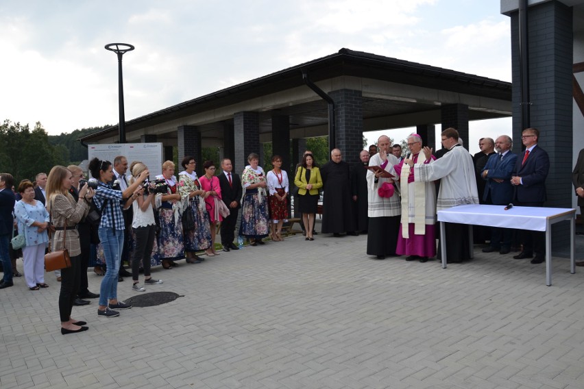 Abp Skworc poświęcił całą nową wieś Nieboczowy oraz kościół - ZDJĘCIA