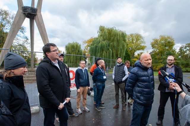 Społeczna Rada ds. Estetyki Miasta (na zdjęciu prof. Dariusz Markowski, szef rady) opowiada się za zachowaniem pomnika i jego rewitalizacją.