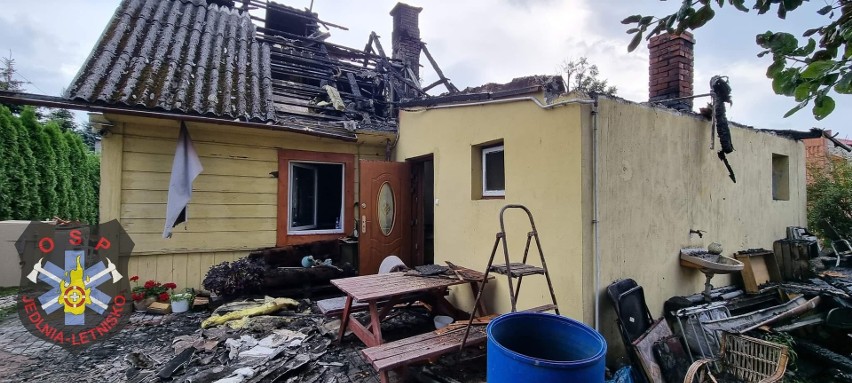 W Jedlni - Letnisku palił się dach drewnianego domu. Więcej...