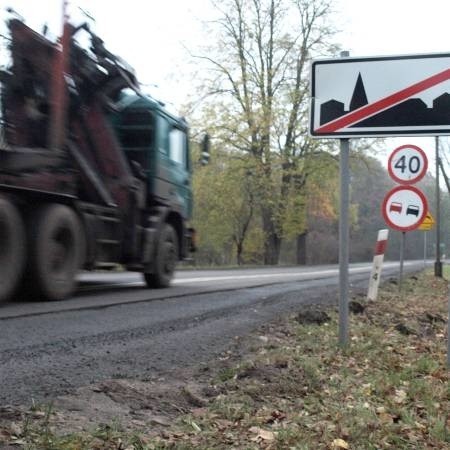 W dzień przy pracach włączona jest sygnalizacja świetlna. Po południu robotnicy światła zabierają, a kierowcom zostawiają niespodziankę w postaci wyciętych pasów jezdni i uskoków.