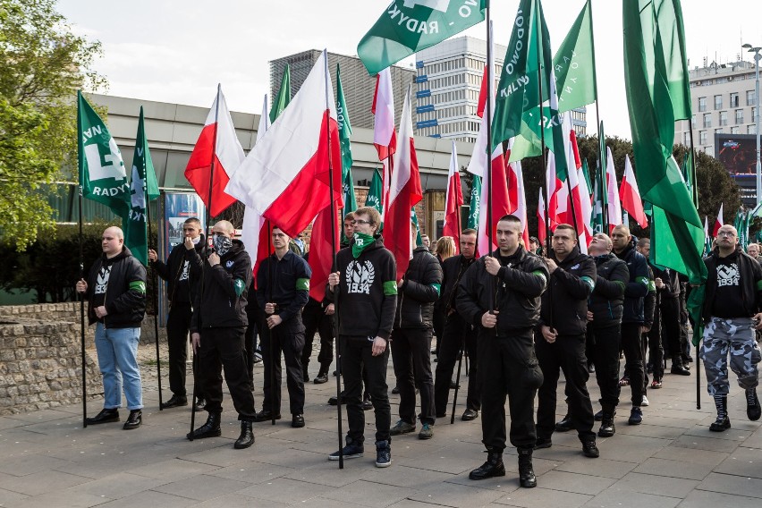 Marsz ONR w Warszawie [ZDJĘCIA] Narodowcy świętowali, Obywatele RP chcieli zablokować pochód