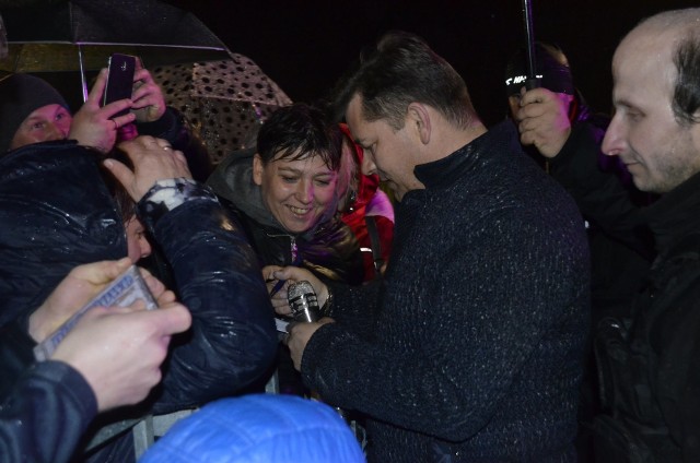 Po koncercie Zenek Martyniuk znalazł czas na autografy i zdjęcia z fanami