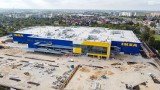 IKEA w Szczecinie już z charakterystycznym, żółtym szyldem. Nowe ZDJĘCIA z placu budowy