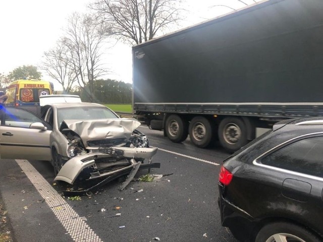 21 października na trasie z Nowego Tomyśla do Bolewic zderzyły się dwa samochody osobowe, Opel i Audi. Zobacz zdjęcia z miejsca wypadku --->