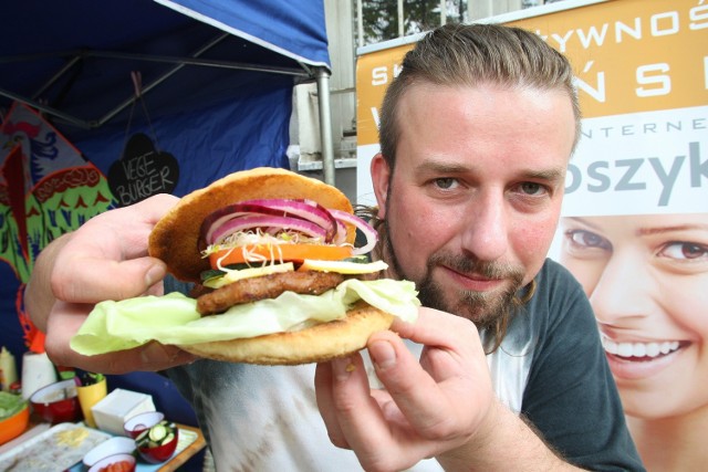 Dominik Bzymek prezentuje wegańskiego burgera z kotletem sojowym i wegańskim majonezem bez jaj.