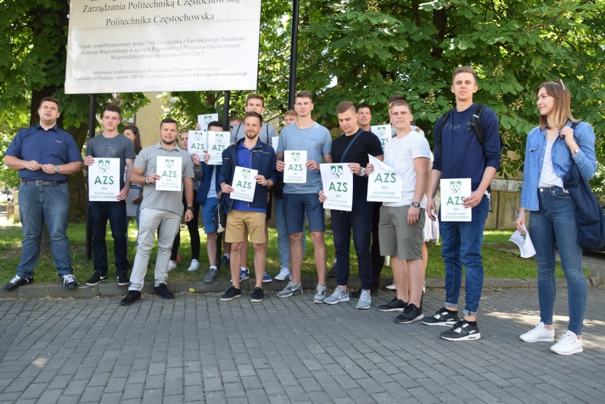 Kilkudziesięciu studentów Politechniki Częstochowskiej...