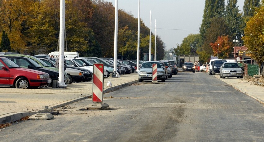 Nowa droga i parking koło cmentarza na Majdanku prawie...