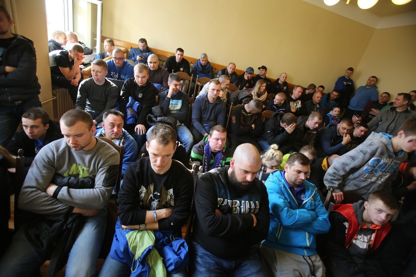 Około setki fanów Ruchu Chorzów czeka na wynik głosowania...