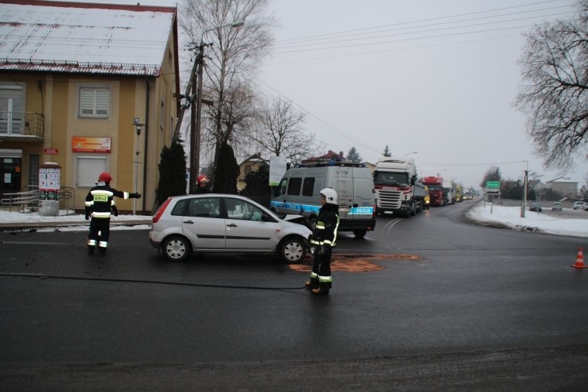 Wypadek w Morawicy. Auto zderzyło się z karetką. Trzy osoby w szpitalu