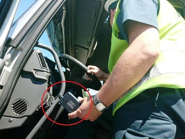 Jeden kierowca używał wyłącznika tachografu i prowadził...