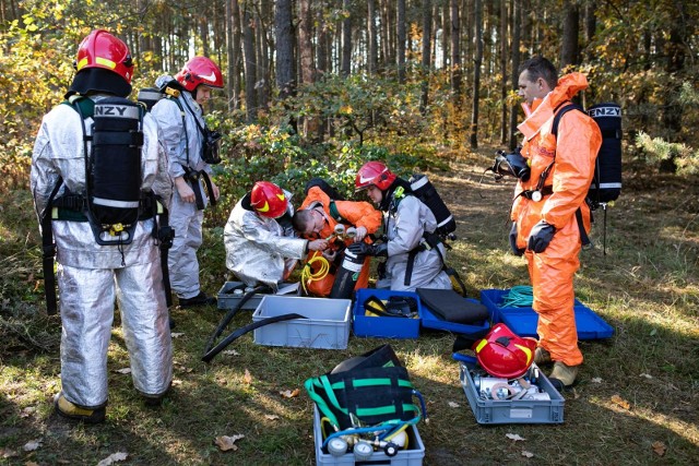 Do awarii na podstacji gazociągu wysokiego ciśnienia doszło w miejscowości Niwy w gminie Osielsko. Na szczęście to tylko ćwiczenia straży pożarnej, w których uczestniczyło kilkanaście zastępów z powiatu bydgoskiego i kilka jednostek spoza powiatu.- Nasze ćwiczenia obejmowały dwa zadania: zabezpieczenie wycieku gazu oraz gaszenie pożaru - mówi „Expressowi” - kpt. Aleksandra Starowicz, rzecznik prasowy Komendy Miejskiej Państwowej Straży Pożarnej w Bydgoszczy. - Scenariusz ćwiczeń był taki, że doszło do rozszczelnienia gazociągu i wycieku gazu. W wyniku tego zdarzenia nastąpił zapłon i wybuchł pożar w pobliskim lesie - dodaje kpt. Aleksandra Starowicz.W akcji treningowej uczestniczyło łącznie 55 strażaków, którzy reprezentowali dwanaście zastępów. Były to Jednostki Ratowniczo-Gaśnicze nr 1,2,3 i 4 z Bydgoszczy a także strażacy z Sępólna i Nakła.Ćwiczenia strażaków trwały od godziny 9 przy ulicy Nidzickiej.Piraci drogowi w regionie. Niemal doprowadzili do tragedii!  [wideo - program Stop Agresji Drogowej 4]