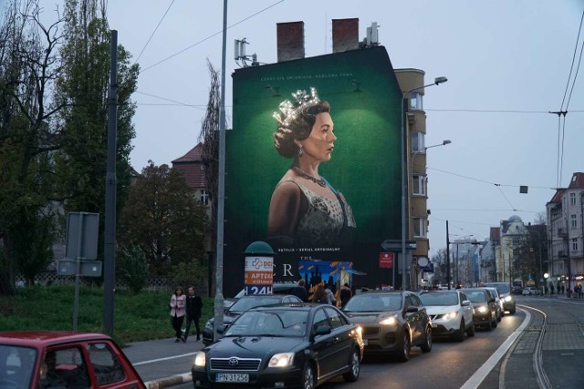 Na ścianie kamienicy przy ul. Dąbrowskiego (naprzeciwko Teatru Nowego) pojawił się nowy mural. To reklama serialu "The Crown" Netfliksa. Opowiada o życiu i rządach królowej Wielkiej Brytanii - Elżbiety II. 17 listopada Netflix pokaże pierwszy odcinek trzeciego sezonu tego serialu. Zobacz więcej zdjęć ---->