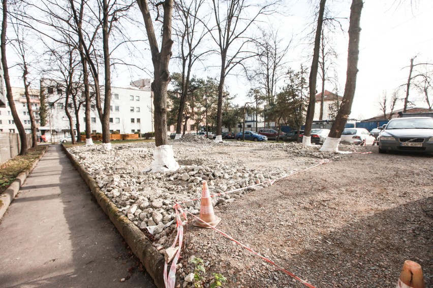 Kraków. Samowola przy ul. Cystersów. Chcieli zrobić parking wśród drzew. A mieszkańcy walczą o to, aby w ich okolicy było zielono [2.02.]