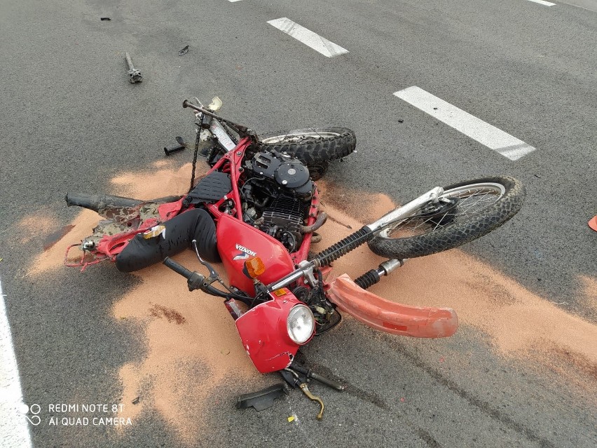 Radwan. Motocyklista uderzył w samochód ciężarowy na drodze krajowej 73. Ranny kierowca jednośladu trafił do szpitala [ZDJĘCIA]