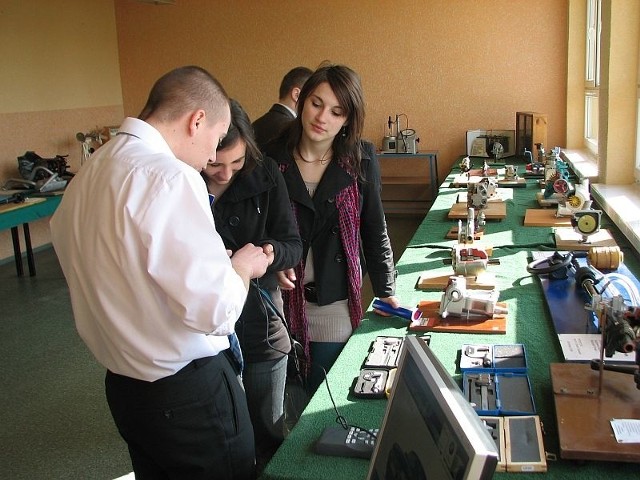 Uczennice z Samborca z dużym zainteresowaniem oglądały wyposażenie pracowni mechanicznej.