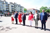 3 Maja w Ostrowi. Kwiaty złożyli obaj burmistrzowie: ustępujący i elekt