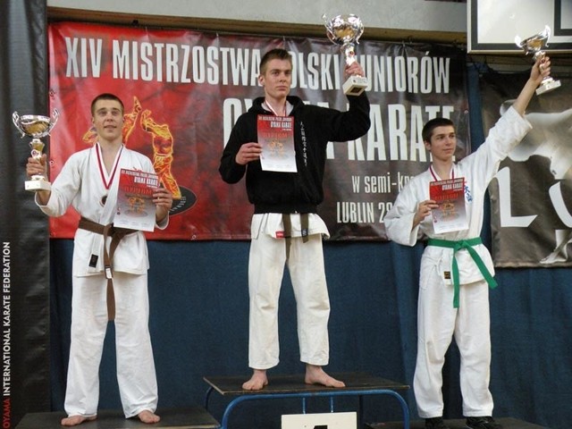 Mateusz Kosturek na najwyższym stopniu podium.