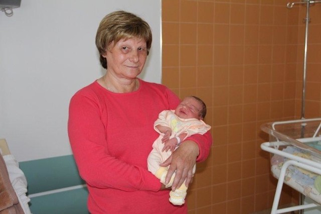 Maja Niedźwiedzka, córka Renaty i Roberta ze Strzałek, gm. Kadzidło. Urodziła się 3 czerwca, ważyła 3280 g, mierzyła 55 cm. W domu czekała na nią sześcioletnia siostra Ola. Na zdjęciu z babcią Elą