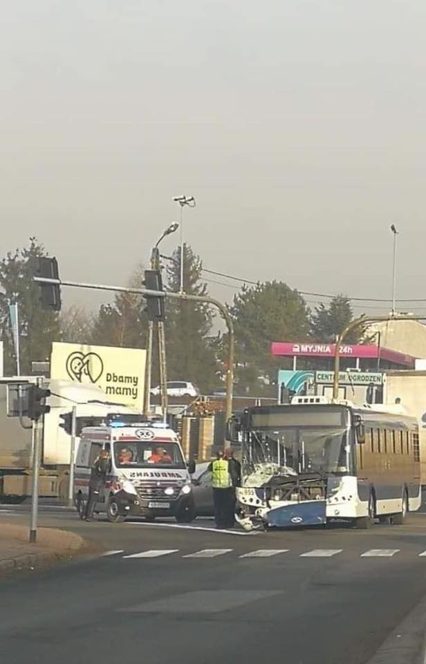 Wieliczka. Zderzenie autobusu linii 301 z osobówką