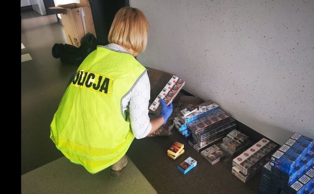 Funkcjonariusze kaliskiej policji zabezpieczyli ponad 20 tysięcy sztuk papierosów oraz 15 kilogramów tytoniu bez polskich znaków akcyzy skarbowej.