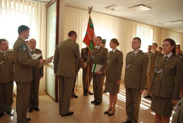 Akty mianowania na stopień kaprala straży granicznej wręczył komendant oddziału płk SG Andrzej Rytwiński.