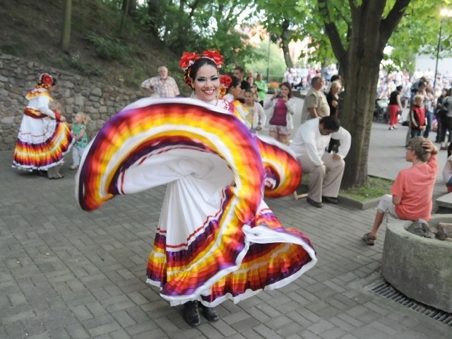 Tancerka meksykańskiego zespołu Vallarta Azteca