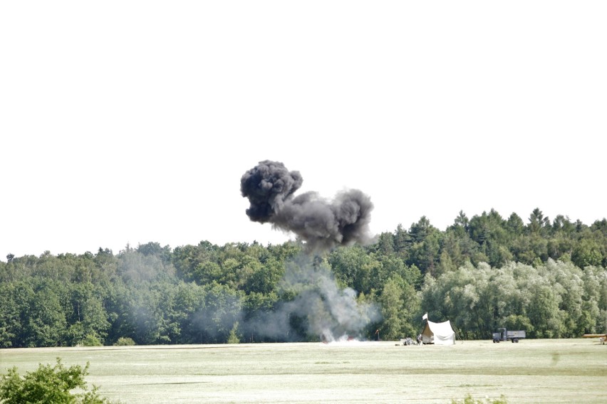 Piknik lotniczy Dni Aeroklubu ROW. Bombowy pokaz na lotnisku...