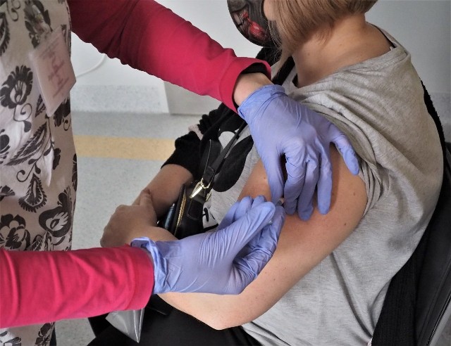 W  Wojskowej Specjalistycznej Przychodni Lekarskiej rozpoczęły się szczepienia nauczycieli z Koszalina i powiatu.