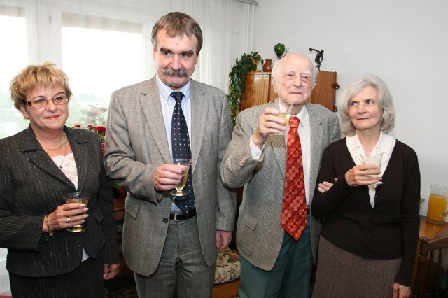 Toast za zdrowie pana Stanisława wznosili synowa Anna Wodyk, prezydent Wojciech Lubawski i córka Anna Świerzawska.