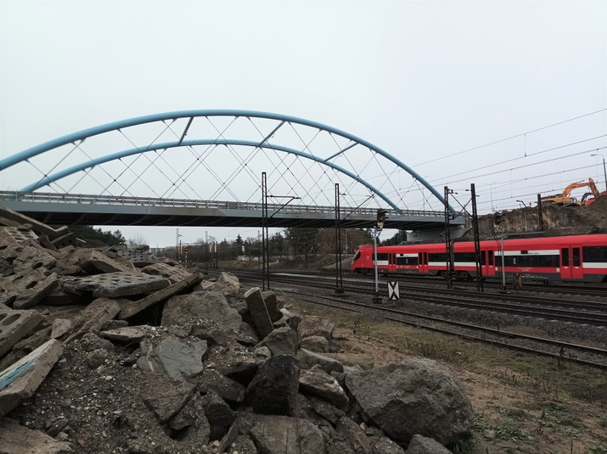 Zachodnia konstrukcja wiaduktu nad linią kolejową wzdłuż...