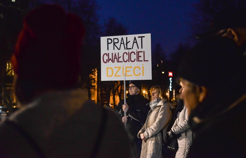 Kolejna manifestacja przed pomnikiem prałata Jankowskiego...