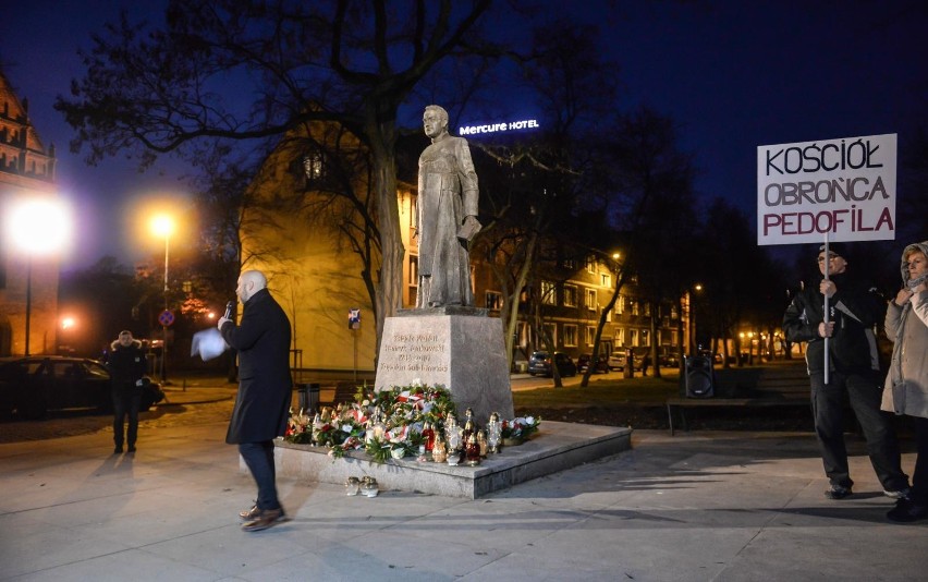 Kolejna manifestacja przed pomnikiem prałata Jankowskiego...