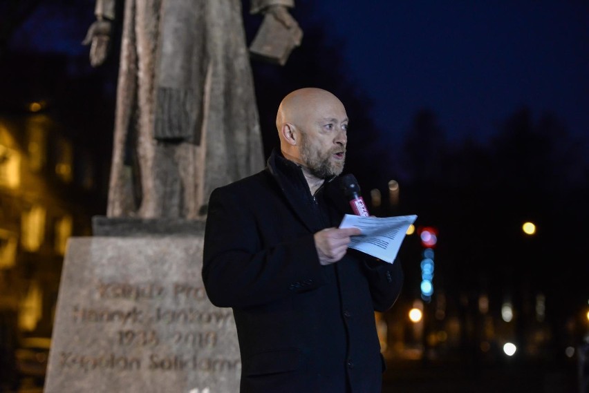 Kolejna manifestacja przed pomnikiem prałata Jankowskiego...