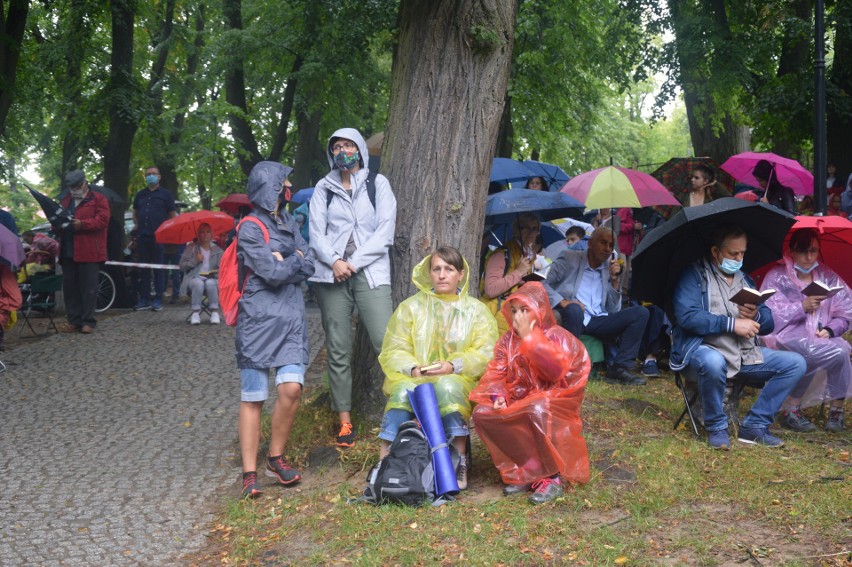 Trwa odpust kalwaryjski ku czci aniołów stróżów na Górze św. Anny. Kilka tysięcy pątników na dróżkach NMP