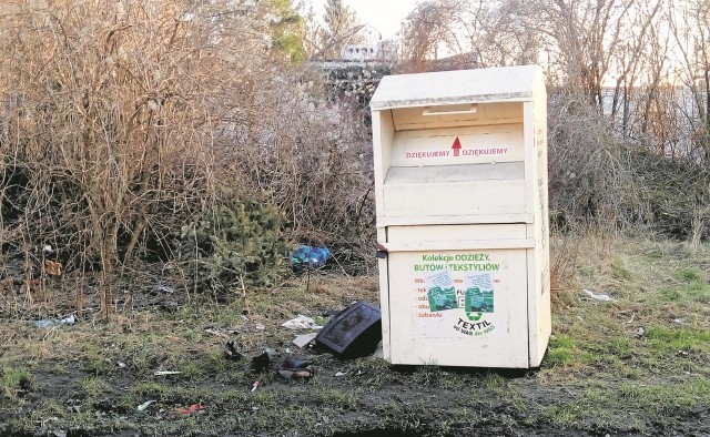 Otrzymaliśmy zapewnienie ZBiLK, że teren przy pojemniku jest wysprzątany, a sam pojemnik opróżniony. Jednocześnie urzędnicy przepraszają za ujawnienie danych Czytelnika obcej firmie