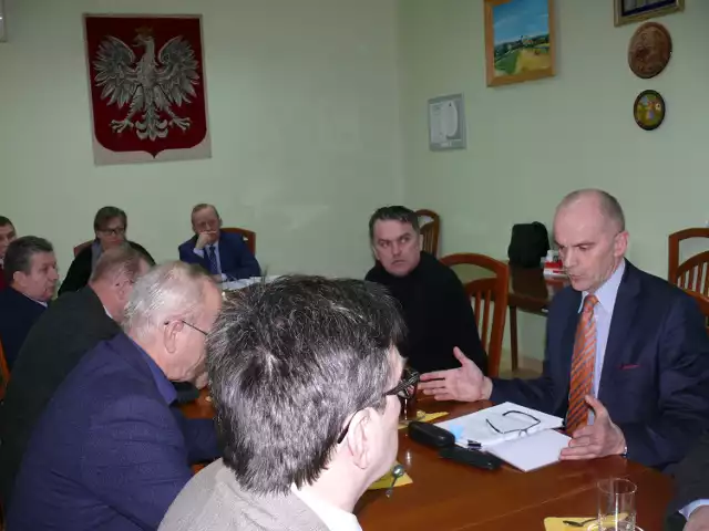 Pozwólcie mi wreszcie pracować - apelował kilkakrotnie do radnych powiatowych dyrektor szpitala Maciej Juszczyk (z prawej).
