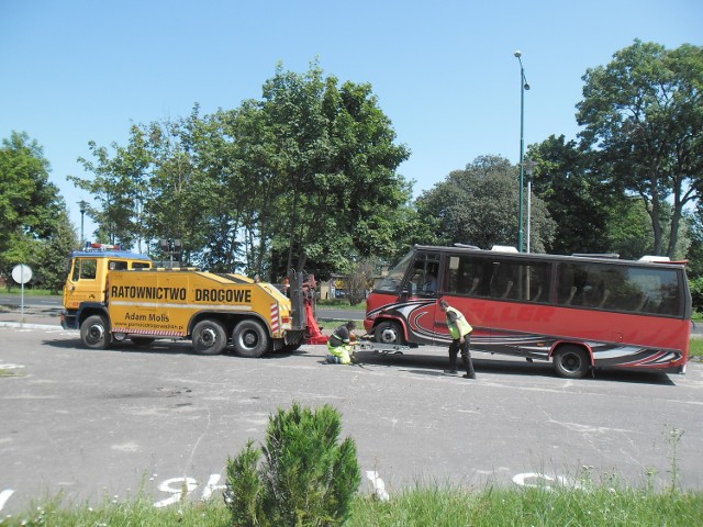 Inspekcja Transportu Drogowego przy pomocy mobilnej stacji diagnostycznej przeprowadziła na nadmorskich drogach akcję "Bezpieczny autokar&#8221;. Inspektorzy skontrolowali 62 pojazdy