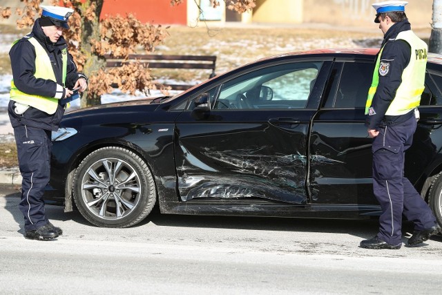 Nowiutki ford mondeo został staranowany w bok