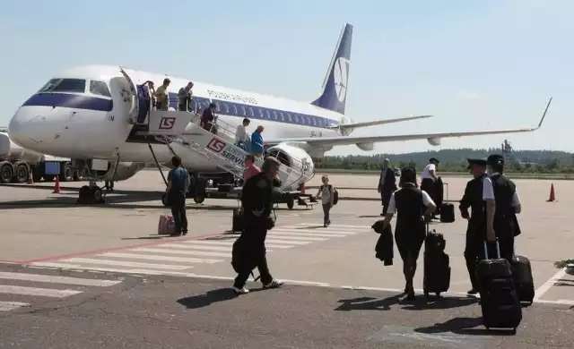 O tym, czego nie można wnieść na pokład samolotu warto pamiętać szczególnie przed wakacjami. Zwłaszcza, że linie lotnicze oferują pasażerom tanie loty. Za kilka groszy można polecieć do egzotycznego kraju wyłącznie z bagażem podręcznym. Czego nie można mieć przy sobie w samolocie?Zobacz na kolejnych zdjęciachZobacz też:  Blisko 70 tysięcy widzów podziwiało niezwykłe akrobacje samolotowe