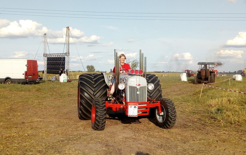 Widok ciągników cieszył dzieci i dorosłych powodując okrzyki...