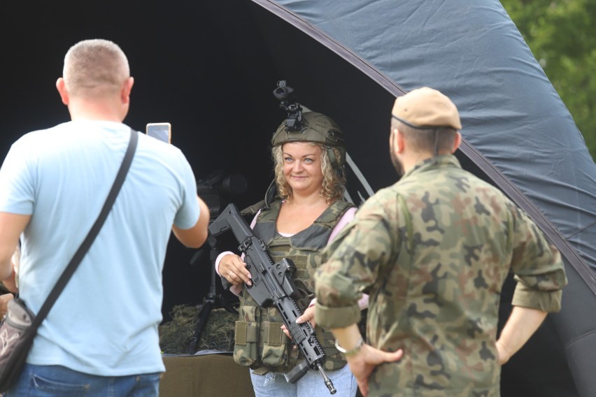 Piknik militarny w Będzinie. Wojsko Polskie świętowało z mieszkańcami, którzy oglądali czołgi, transportery, wyrzutnie  