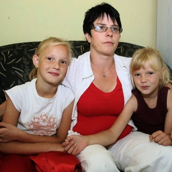 Dzieci pani Beaty, na zdjęciu Ola i Martynka marzą o spokojnym życiu.