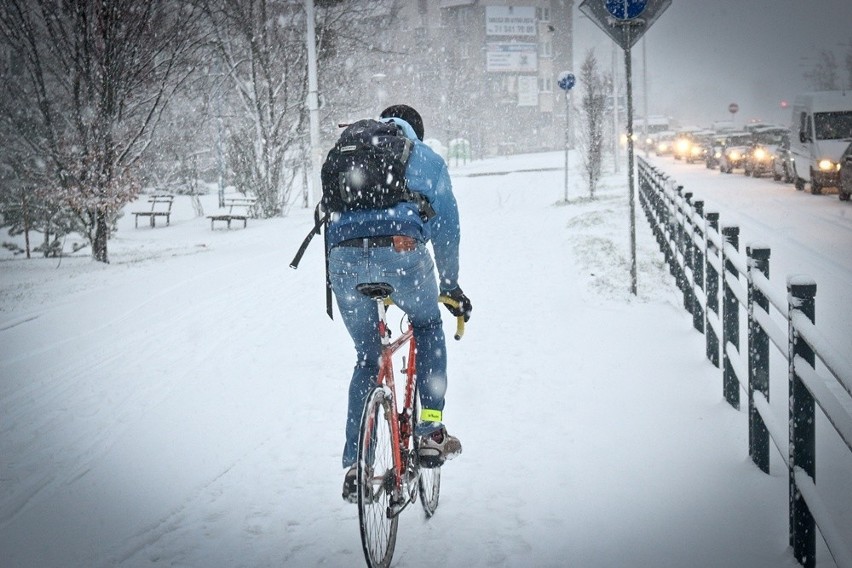 Wrocław zaskoczony zimą. Ulice i chodniki jak lodowisko (ZDJĘCIA)