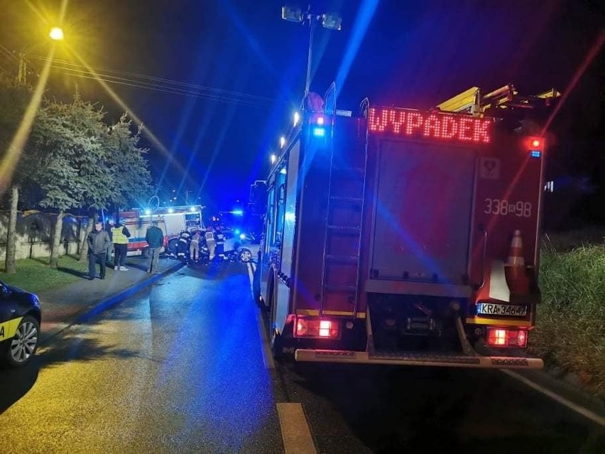 Wypadek w Przybysławicach na drodze wojewódzkiej. Zderzenie dwóch pojazdów, trzy osoby poszkodowane