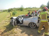 W gminie Bodzechów z drogi wypadł kabriolet. Trzy osoby trafiły do szpitala. Nikt nie przyznaje się do kierowania